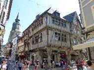 Dinan - Rue de l'Apport - Basilique Saint-Sauveur en arrière plan
