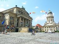 Berlin - Gendarmenmarkt - avec Konzerthaus et Französischer Dom &mdash; ⑴ Konzerthaus &mdash; ⑵ Französischer Dom