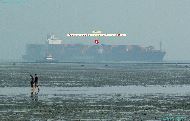 Cuxhaven - Döse - Les Haut-fonds et le chenal &mdash; ⑴ Cargo allant au port de Hambours par l'estuaire de l'Elbe