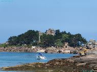 Trégastel - Château de Costaérès depuis la Plage de Tourony