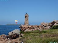 Ploumanac'h - Phare de Men Ruz et l'Île de Bono en arrière plan &mdash; ⑴ Île Bono