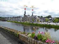 Châteaulin - Canal de Nantes à Brest - La Mairie et l'église Notre-Dame en arrière plan &mdash; ⑴ Hôtel de Ville &mdash; ⑵ Église Notre-Dame
