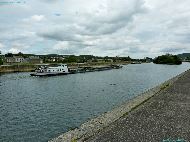 Andenne - La Meuse moche avec ses anciens quais en béton
