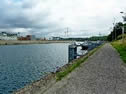 Meuse entre 2 murs en béton de 4 mètres de hauteur