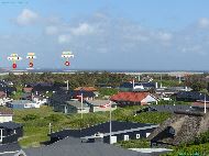 Søndervig - Ils sont fiers de leur pays : Chaque maison occupée arbore le drapeau Danois &mdash; ⑴ Ringkøbing &mdash; ⑵ Vestas &mdash; ⑶ Éoliennes