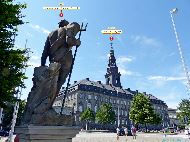 København (Copenhague) - Børsgade &mdash; ⑴ Neptun af Johan Christoph Petzold &mdash; ⑵ Christiansborg Slot