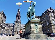 København (Copenhague) - Christiansborg Ridebane &mdash; ⑴ Christiansborg Slot &mdash; ⑵ Rytterstatue af Kong Christian IX