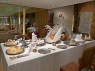 Stockholm - Nordiska Museet - Festmiddag från 1600-talet, med stekt svan, duva, köttpastej, ostron och annat (Dîner de fête du 17ème siècle, avec cygne rôti, pigeon, pâté à la viande, huîtres et plus)