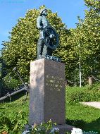 Archipel de Åland - Mariehamn - 'Mannen vid ratten' - 'Till minne av de Ålänningar som funnit sin grav I haven'