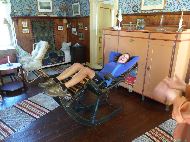 Archipel de Turku - Grännäs - Homestead - Contrairement aux apparences cela n'est pas un rocking-chair. On ne se balance pas. Ce fauteuil traditionel Finlandais est un fauteuil de repos. On reste en équilibre arrière pour un petit somme réparateur !