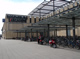 Parking â vélo bondé devant un grand commerce